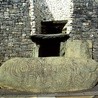 Fragment ekspozycji. Zdjęcie wejścia  do Newgrange (hrabstwo Meath), grobowca  sprzed 5 tysięcy lat.