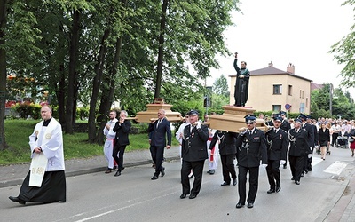 ▲	Procesja ze szczątkami i figurą męczennika.