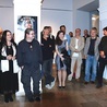Małgorzata Ziewiecka (pierwsza z prawej) z twórcami, których prace znalazły się na wystawie.