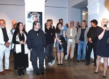 Małgorzata Ziewiecka (pierwsza z prawej) z twórcami, których prace znalazły się na wystawie.