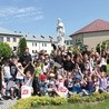 Klerycy i ich goście przy figurze Matki Bożej Niepokalanej w seminaryjnym wirydarzu.