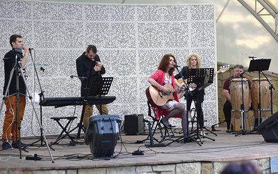 Artystka z zespołem podczas występu w radomskiej muszli koncertowej zaprezentowała część utworów z najnowszego krążka.