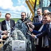 Dla naszych sąsiadów doprowadzenie drogi z Pragi do Lubawki to sprawa prestiżowa. Na zdjęciu moment zainaugurowania budowy kolejnego etapu.