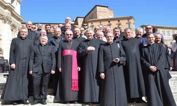 Lubelscy kapłani uczestniczący w rekolekcjach z abp K. Krajewskim