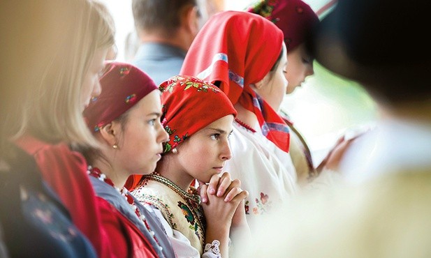 Czangowie (węgierska grupa etniczna żyjąca w Transylwanii) na swojej tradycyjnej pielgrzymce na Zesłanie Ducha Świętego.
20.05.2018 Ghimes-Faget, Rumunia