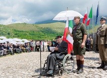 Mjr Otton Hulacki odczytuje apel poległych żołnierzy 6. Pułku Pancernego w Piedimonte San Germano.