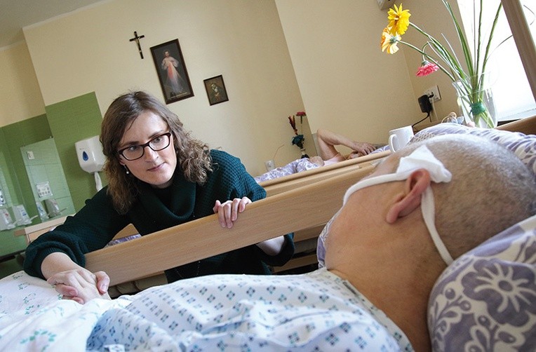 Aneta Górniewicz często towarzyszy pacjentom  do końca.