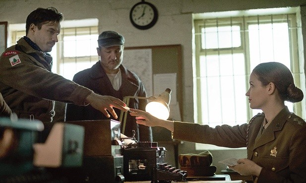 W roli Iwana Kriwoziercowa, Rosjanina, który widział transporty polskich oficerów przybywające na stację w Gniazdowie, wystąpił Robert Więckiewicz (w środku).