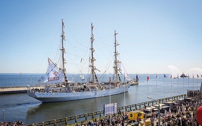 Gdynia, 20 maja. „Dar Młodzieży” właśnie wypływa w 11-miesięczny rejs dookoła świata. Do Polski wróci  w marcu 2019 roku.