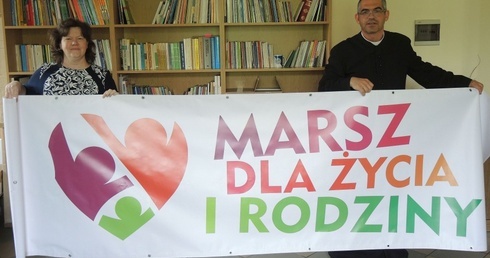 Agnieszka Moś i ks. Tomasz Gorczyński prezentują baner bielskiego Marszu dla Życia i Rodziny