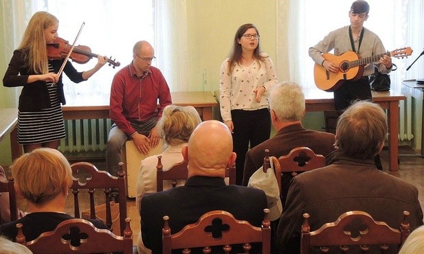 Koncert zespołu "Ahawa" podczas jubileuszu cieszyńskiego hospicjum