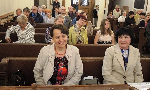 Wolontariusze hospicyjni i ich przyjaciele w cieszyńskim kościele franciszkanów