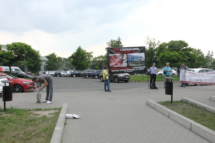 Manifestwowali z różańcami