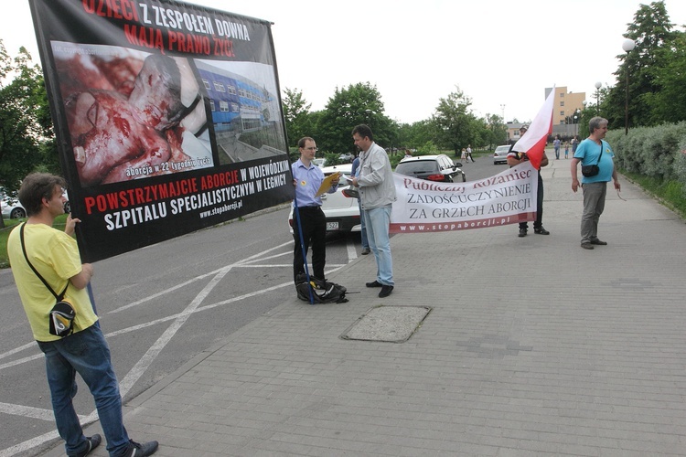 Manifestwowali z różańcami