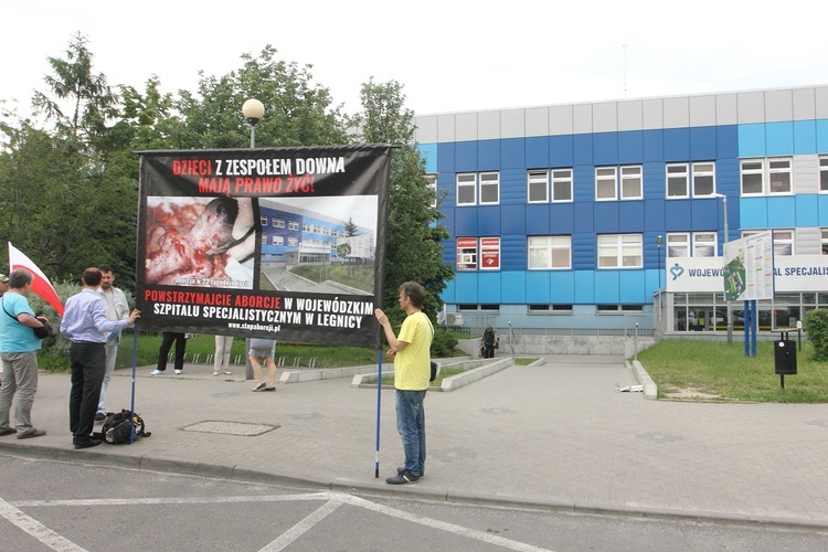 Manifestwowali z różańcami