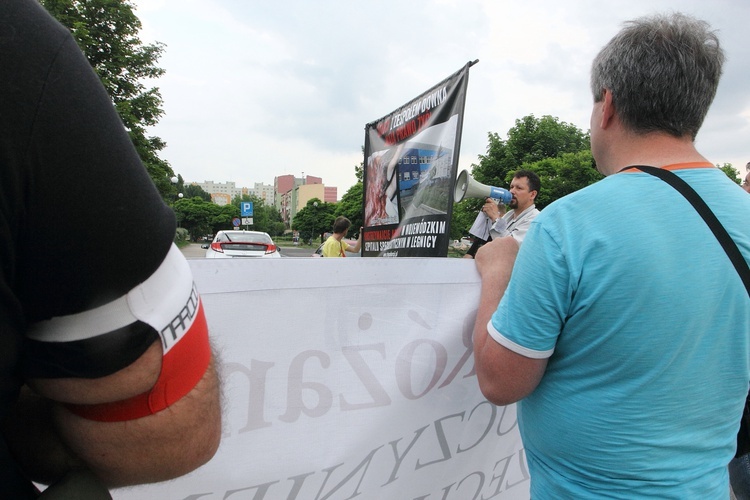 Manifestwowali z różańcami