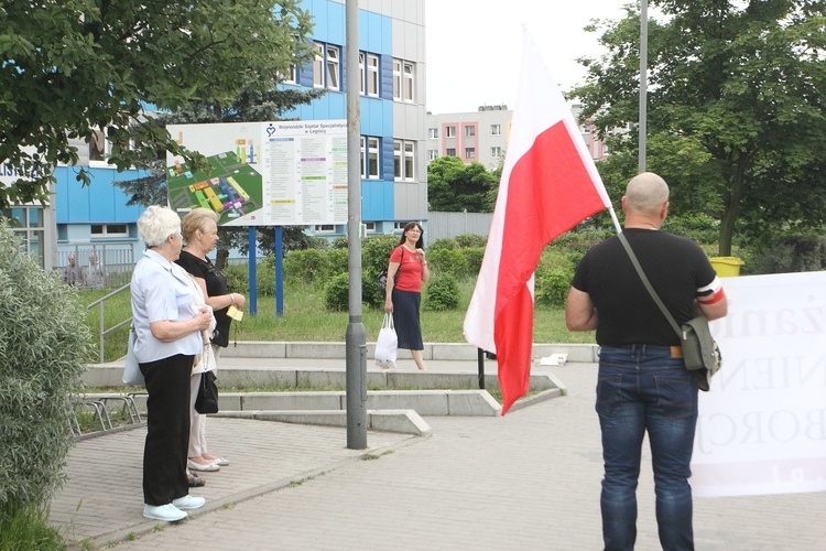 Manifestwowali z różańcami