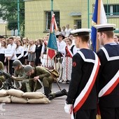 Na oczach zgromadzonych uczniów i gości grupa rekonstrukcyjna przypomniała wydarzenia z 1939 r.