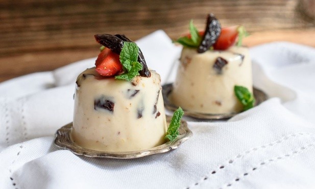 Panna cotta ze śliwkami kalifornijskimi