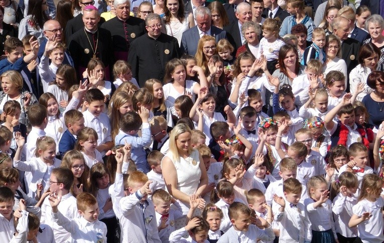 Pamiątkowe zdjęcie uczniów, nauczycieli i zaproszonych gości