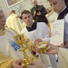 Liturgię święceń kończy obrzęd przekazania nowym kapłanom pateny z chlebem i kielicha z winem, które zostaną złożone na ołtarzu na rozpoczęcie Liturgii Eucharystii