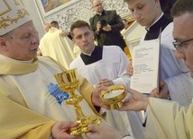 Liturgię święceń kończy obrzęd przekazania nowym kapłanom pateny z chlebem i kielicha z winem, które zostaną złożone na ołtarzu na rozpoczęcie Liturgii Eucharystii