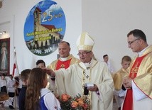 Abp Sławoj Leszek Głódź podziękował parafianom za ich wkład w budowę parafii i świątyni