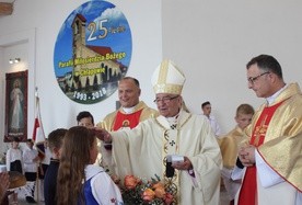 Abp Sławoj Leszek Głódź podziękował parafianom za ich wkład w budowę parafii i świątyni