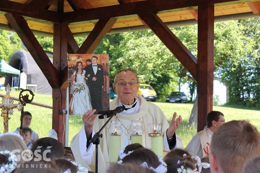 W czasie Mszy św. bp Antoni wyjaśniał dzieciom, czym jest sakrament małżeństwa