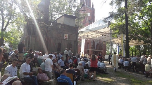 Pielgrzymi wypełniają Kalwarię Piekarską 