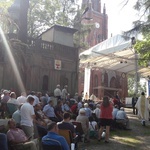 Pielgrzymi wypełniają Kalwarię Piekarską 