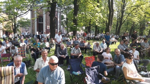 Pielgrzymi wypełniają Kalwarię Piekarską 