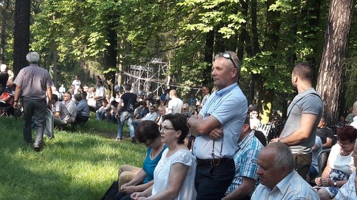Pielgrzymi wypełniają Kalwarię Piekarską 