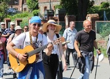 W radosnej atmosferze ze śpiewem na ustach wyruszyli do Matki w Jej święto