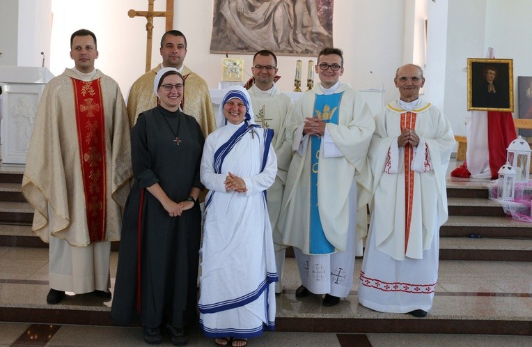 S. Gabriela i s. Laura z księżmi (od prawej): Stanisławem Kosowiczem, Kamilem Florczakiem, Łukaszem Siekiem, o. Michałem Chylakiem i Dominikiem Frączkiem