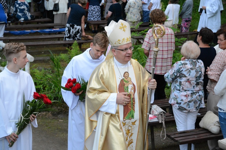 Pielgrzymka modlących się za księży