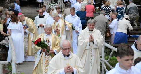Pielgrzymka modlących się za księży