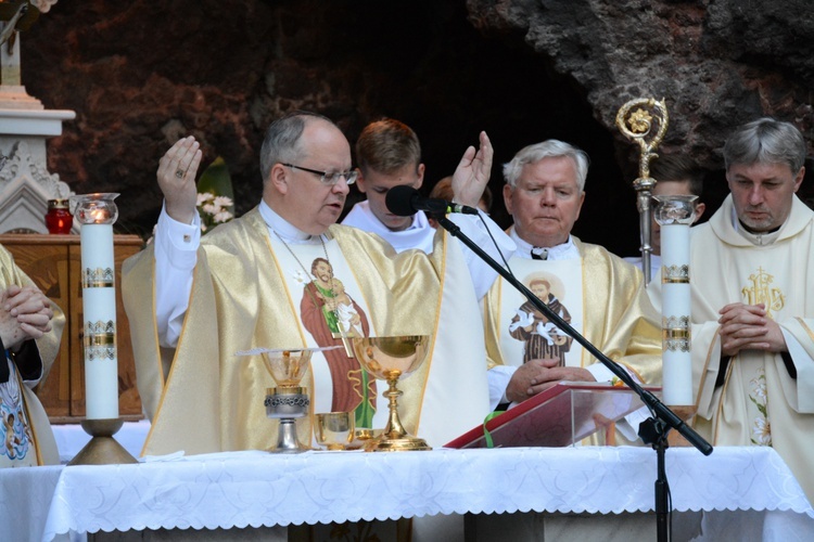 Pielgrzymka modlących się za księży