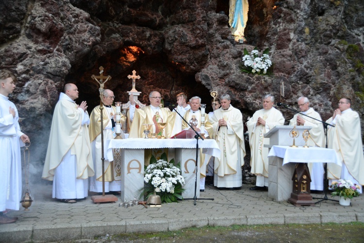 Pielgrzymka modlących się za księży