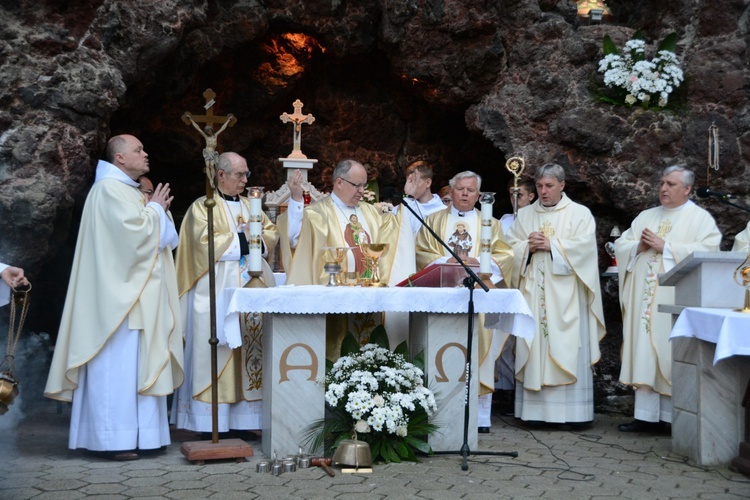 Pielgrzymka modlących się za księży