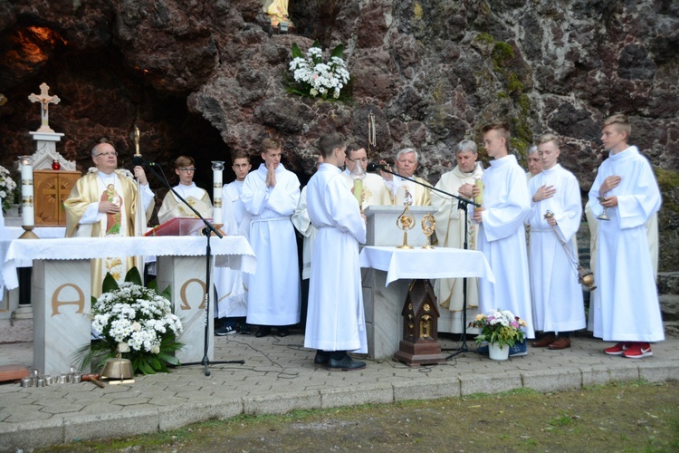 Pielgrzymka modlących się za księży