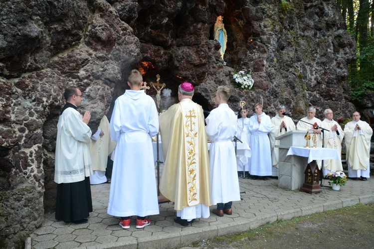 Pielgrzymka modlących się za księży