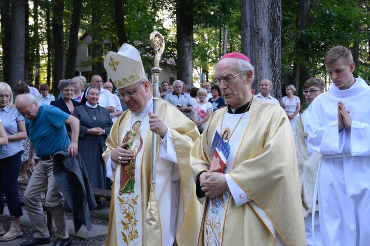 Pielgrzymka modlących się za księży