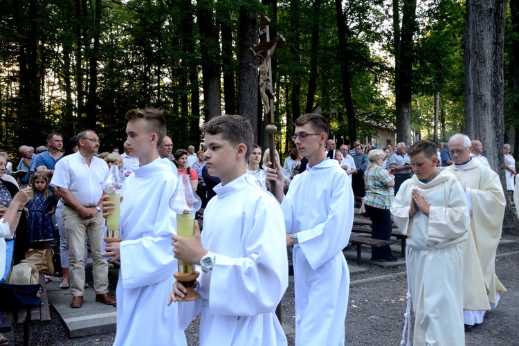 Pielgrzymka modlących się za księży