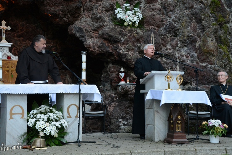 Pielgrzymka modlących się za księży