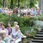 Pielgrzymka modlących się za księży