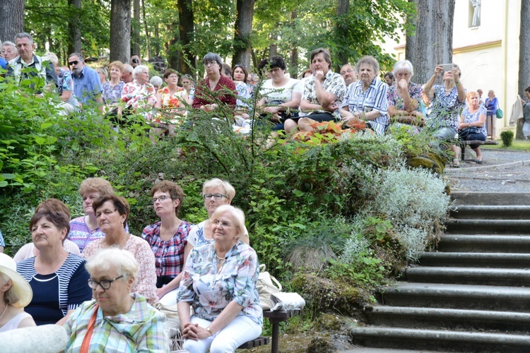 Pielgrzymka modlących się za księży