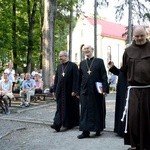 Pielgrzymka modlących się za księży