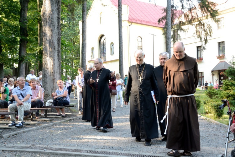 Pielgrzymka modlących się za księży