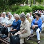 Pielgrzymka modlących się za księży